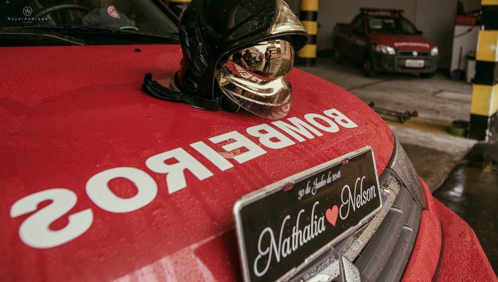 Ensaio pre wedding casal com noivo bombeiro no corpo de bombeiros batalhao, E session romantico com água, farda, chuva e muito amor feito em Santos, litoral de Sao Paulo pela fotografa Nayara Andrade imagiart