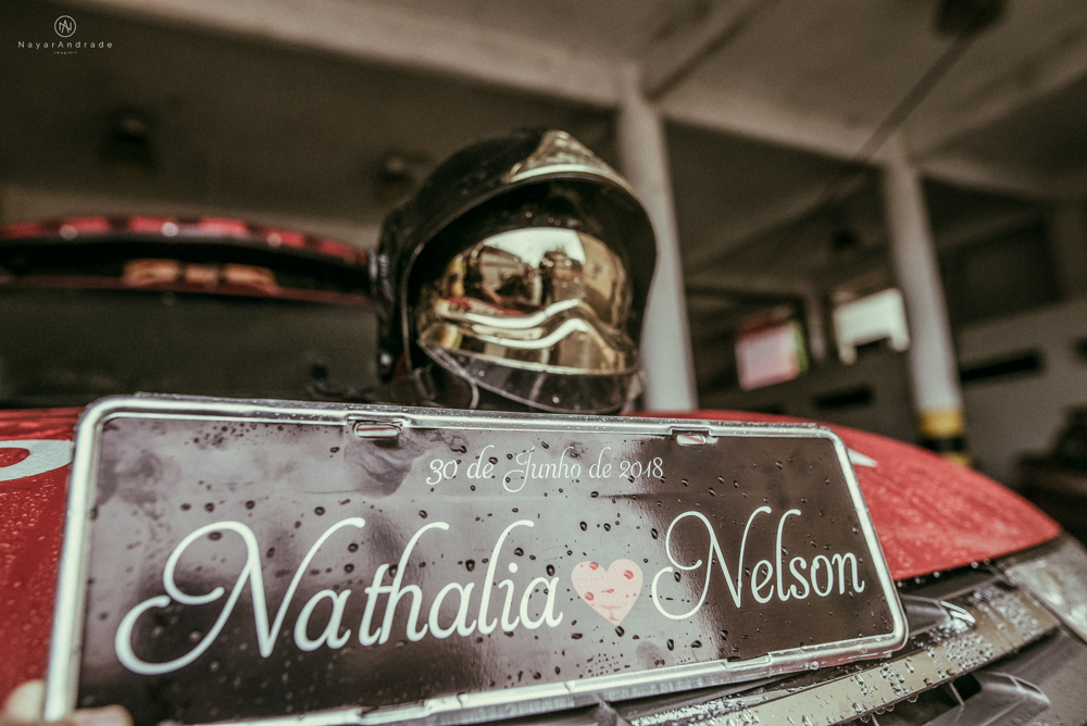 Ensaio pre wedding casal com noivo bombeiro no corpo de bombeiros , litoral de Sao Paulo pela fotografa premiada batalhao, E session romantico com água, farda, chuva e muito amor feito em Santos, litoral de Sao Paulo pela fotografa Nayara Andrade imagiart
