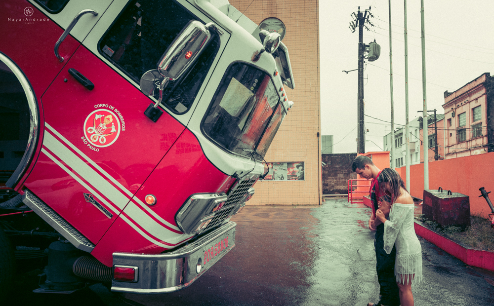Ensaio pre wedding casal com noivo bombeiro no corpo de bombeiros batalhao, E session romantico com água, farda, chuva e muito amor feito em Santos, litoral de Sao Paulo pela fotografa Nayara Andrade imagiart