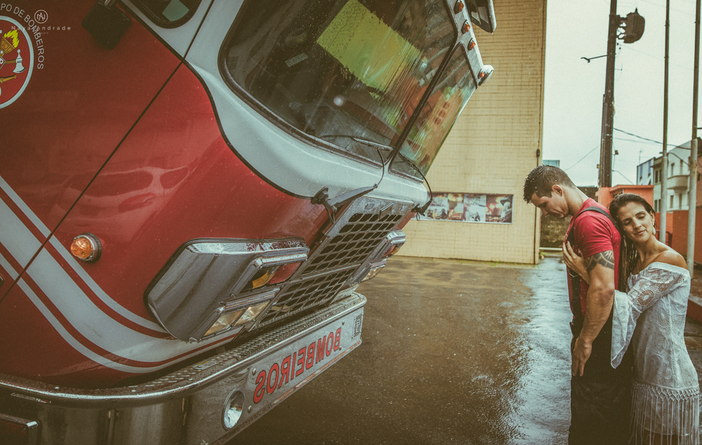 Ensaio pre wedding casal com noivo bombeiro no corpo de bombeiros , litoral de Sao Paulo pela fotografa premiada batalhao, E session romantico com água, farda, chuva e muito amor feito em Santos, litoral de Sao Paulo pela fotografa Nayara Andrade imagiart