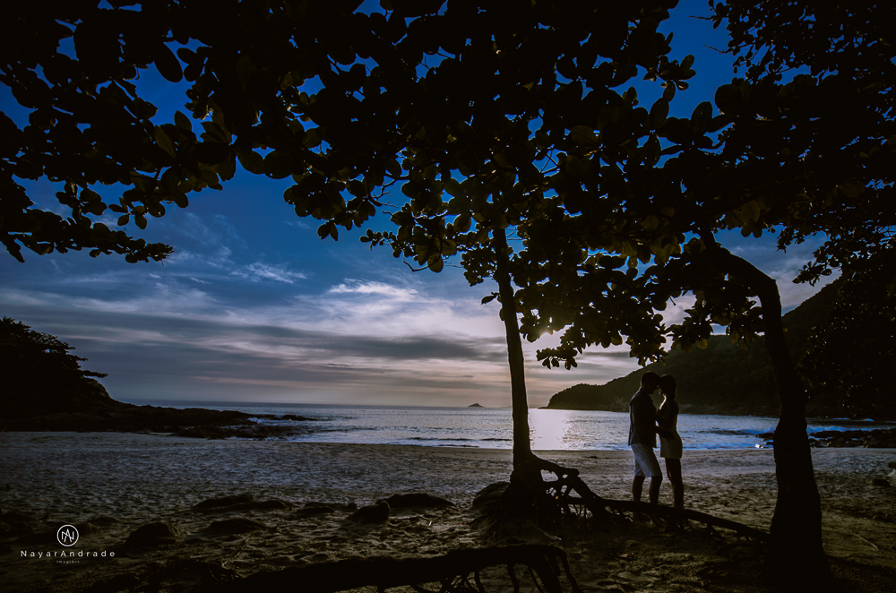 Ensaio casal feito com stand up na praia em alto mar com fotos debaixo dagua e lindo por do Sol