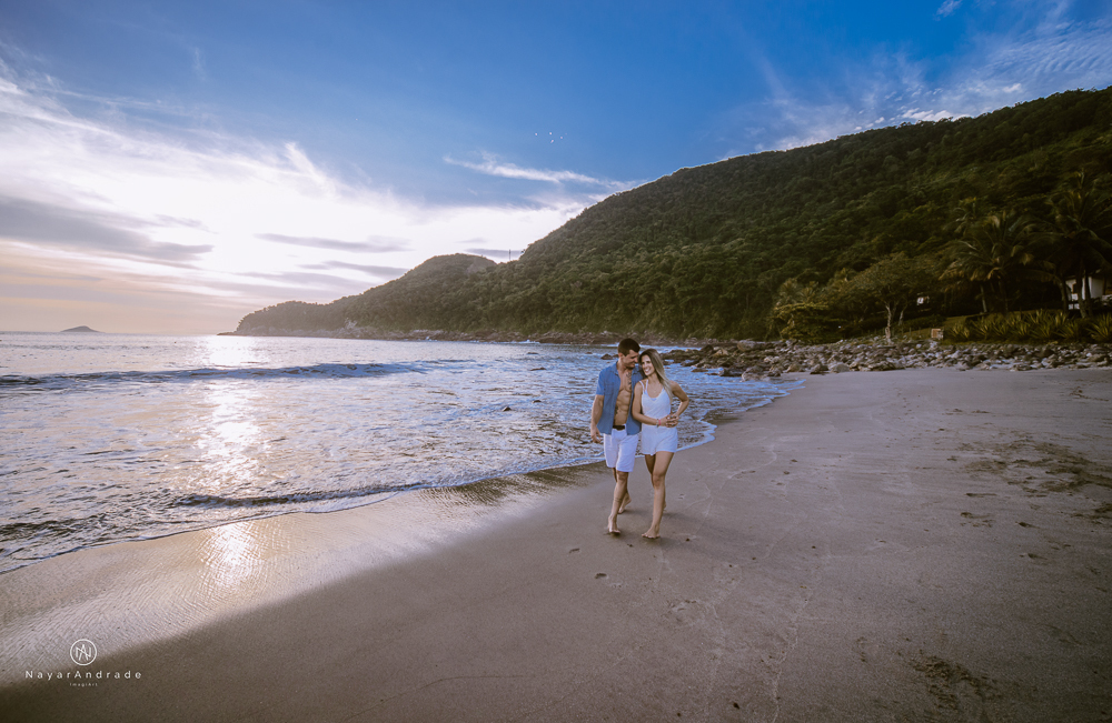 Ensaio casal feito com stand up na praia em alto mar com fotos debaixo dagua e lindo por do Sol