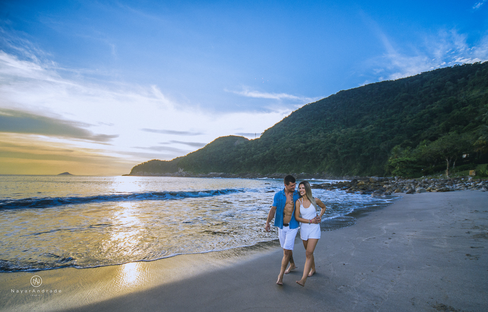 Ensaio casal feito com stand up na praia em alto mar com fotos debaixo dagua e lindo por do Sol