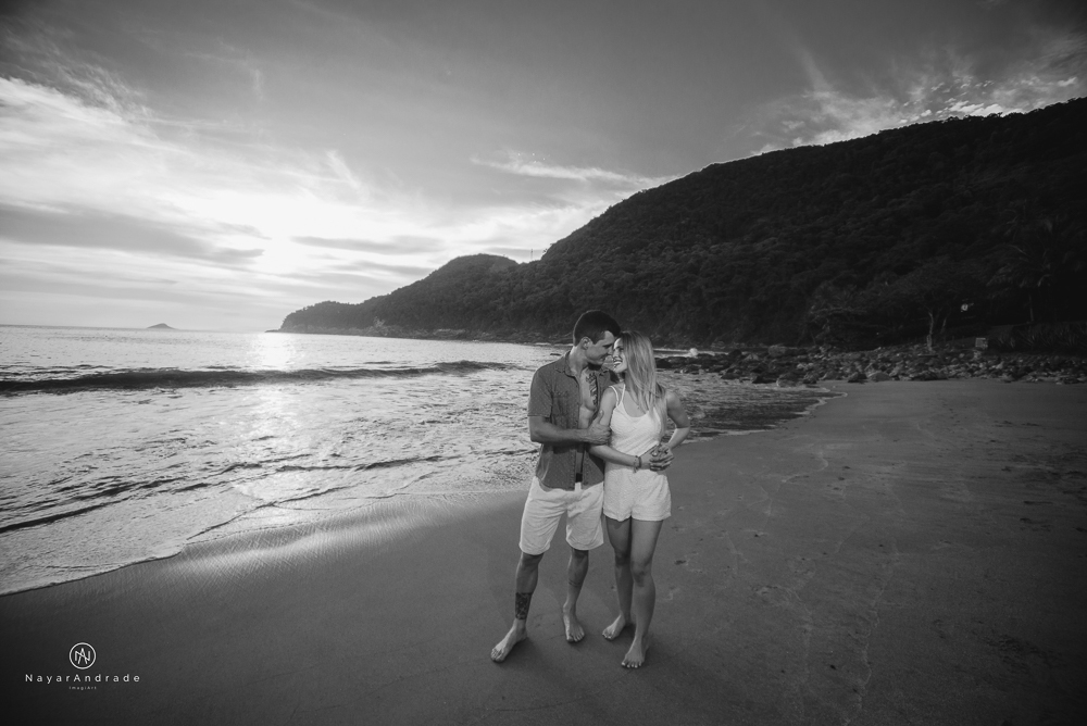 Ensaio casal feito com stand up na praia em alto mar com fotos debaixo dagua e lindo por do Sol