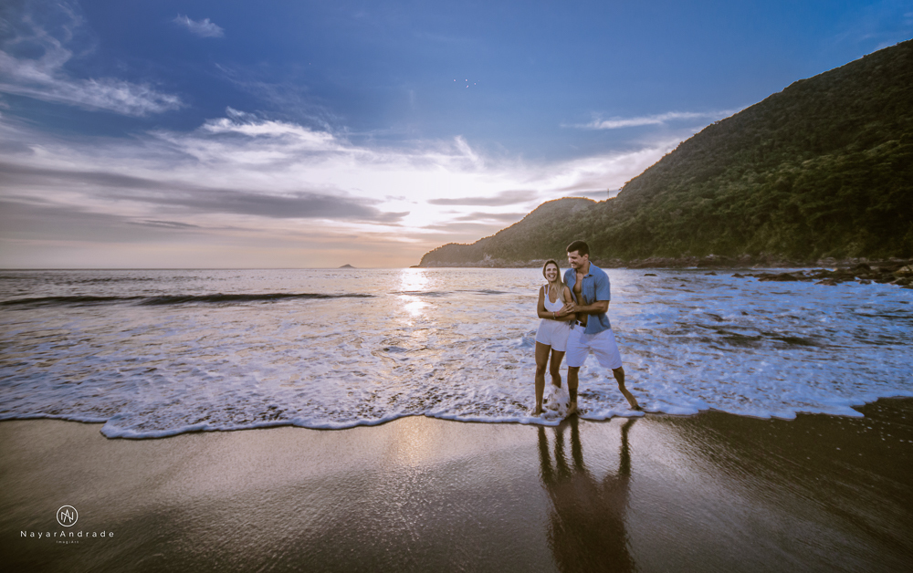Ensaio casal feito com stand up na praia em alto mar com fotos debaixo dagua e lindo por do Sol