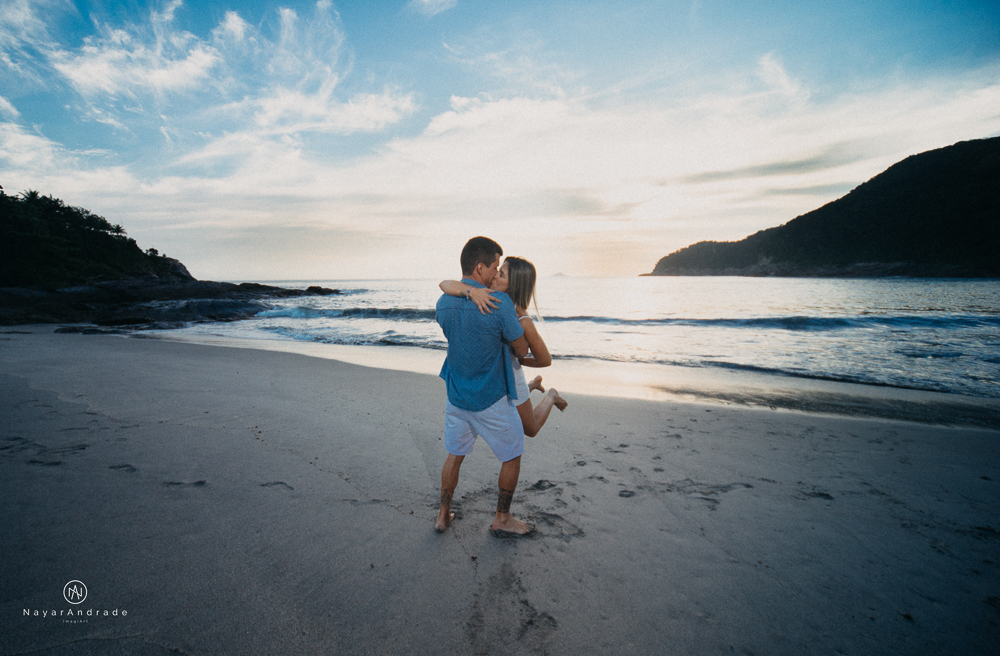 Ensaio casal feito com stand up na praia em alto mar com fotos debaixo dagua e lindo por do Sol