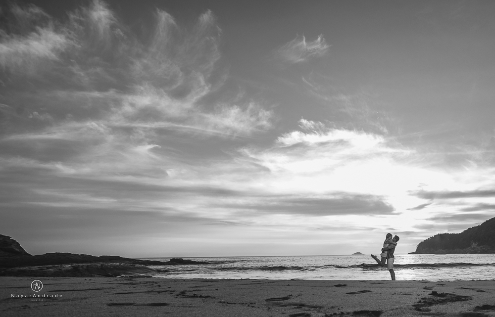 Ensaio casal feito com stand up na praia em alto mar com fotos debaixo dagua e lindo por do Sol