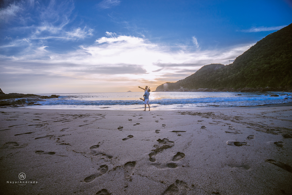 Ensaio casal feito com stand up na praia em alto mar com fotos debaixo dagua e lindo por do Sol