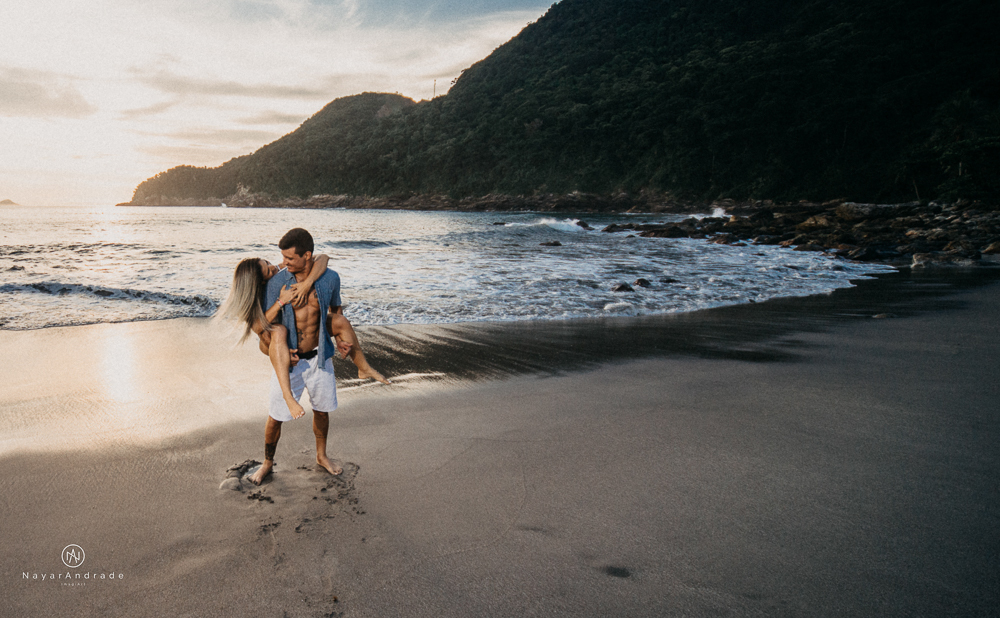 Ensaio casal feito com stand up na praia em alto mar com fotos debaixo dagua e lindo por do Sol
