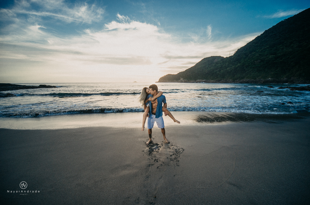 Ensaio casal feito com stand up na praia em alto mar com fotos debaixo dagua e lindo por do Sol