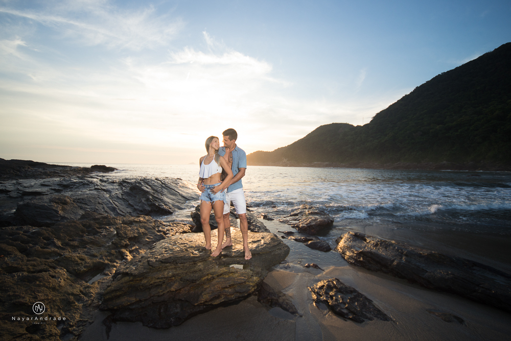 Ensaio casal feito com stand up na praia em alto mar com fotos debaixo dagua e lindo por do Sol