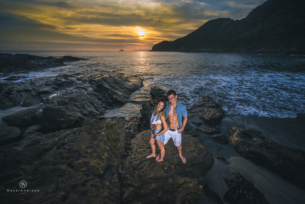 Ensaio casal feito com stand up na praia em alto mar com fotos debaixo dagua e lindo por do Sol