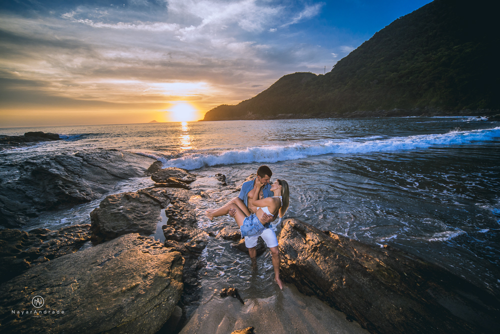 Ensaio casal feito com stand up na praia em alto mar com fotos debaixo dagua e lindo por do Sol