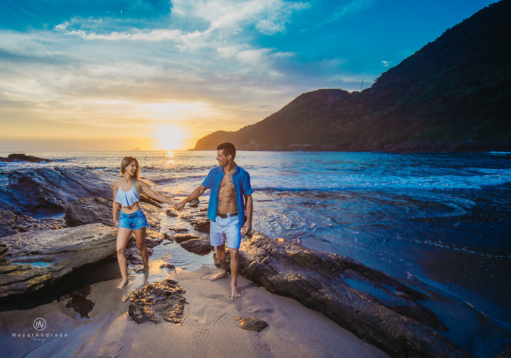 Ensaio casal feito com stand up na praia em alto mar com fotos debaixo dagua e lindo por do Sol
