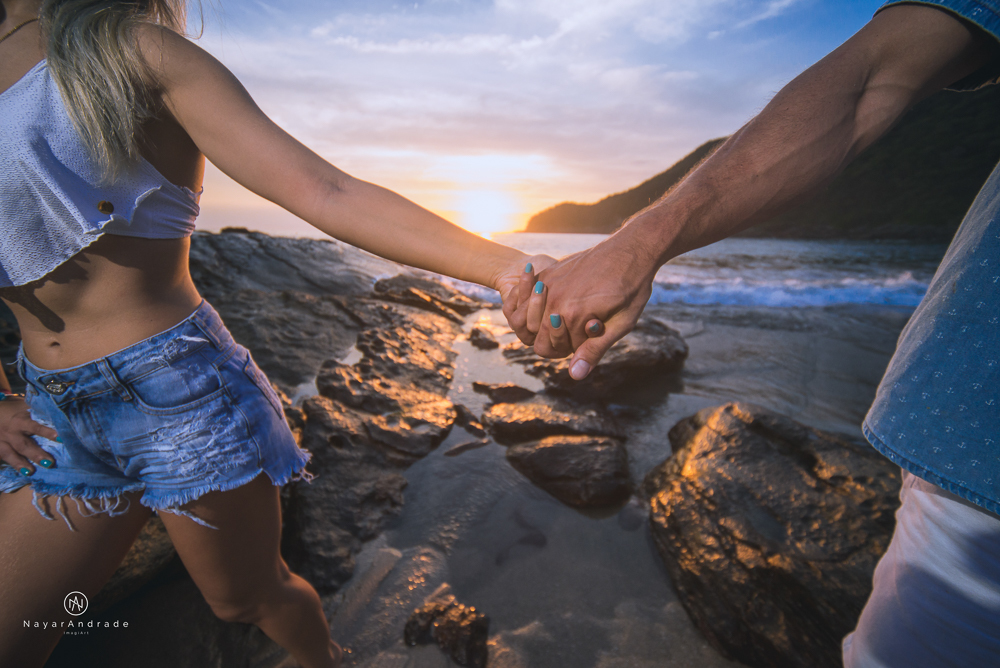 Ensaio casal feito com stand up na praia em alto mar com fotos debaixo dagua e lindo por do Sol