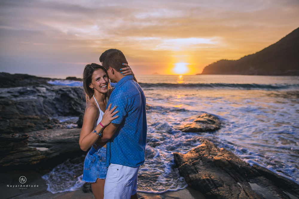 Ensaio casal feito com stand up na praia em alto mar com fotos debaixo dagua e lindo por do Sol