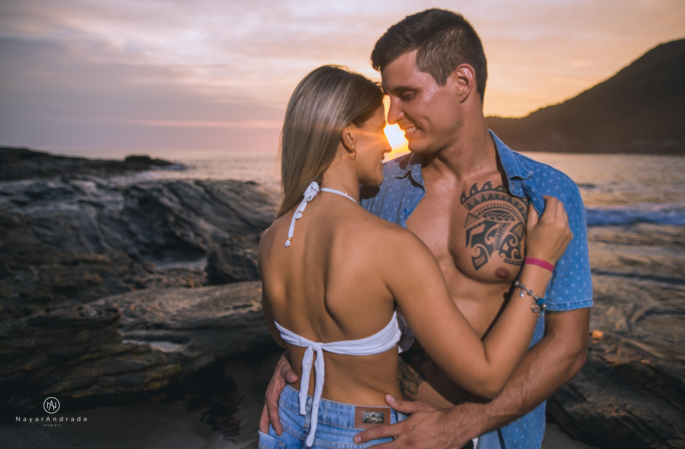 Ensaio casal feito com stand up na praia em alto mar com fotos debaixo dagua e lindo por do Sol