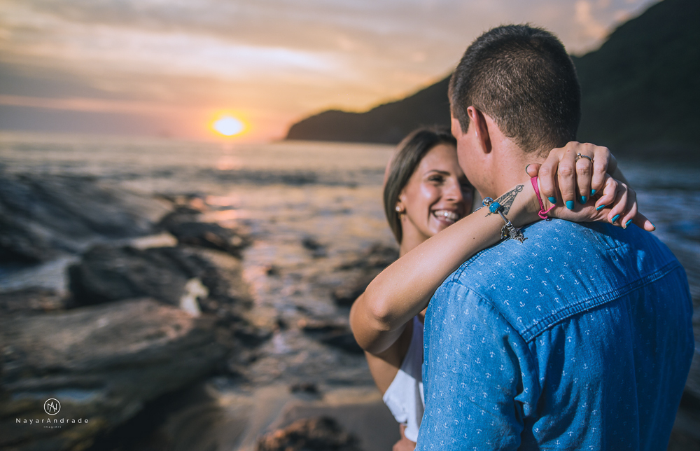 Ensaio casal feito com stand up na praia em alto mar com fotos debaixo dagua e lindo por do Sol
