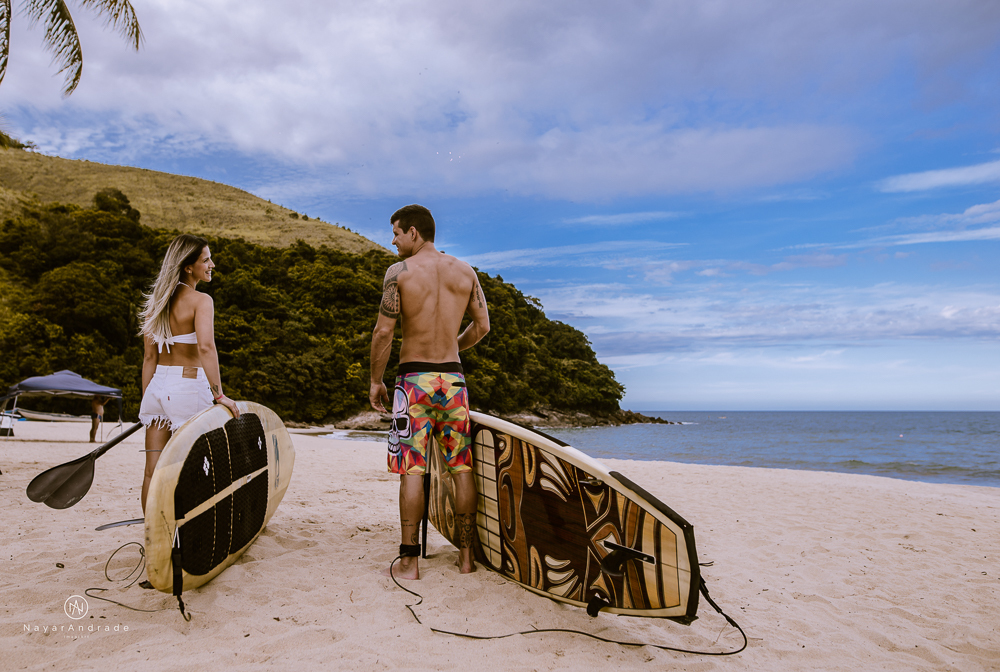 Ensaio casal feito com stand up na praia em alto mar com fotos debaixo dagua e lindo por do Sol