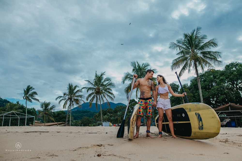 Ensaio casal feito com stand up na praia em alto mar com fotos debaixo dagua e lindo por do Sol