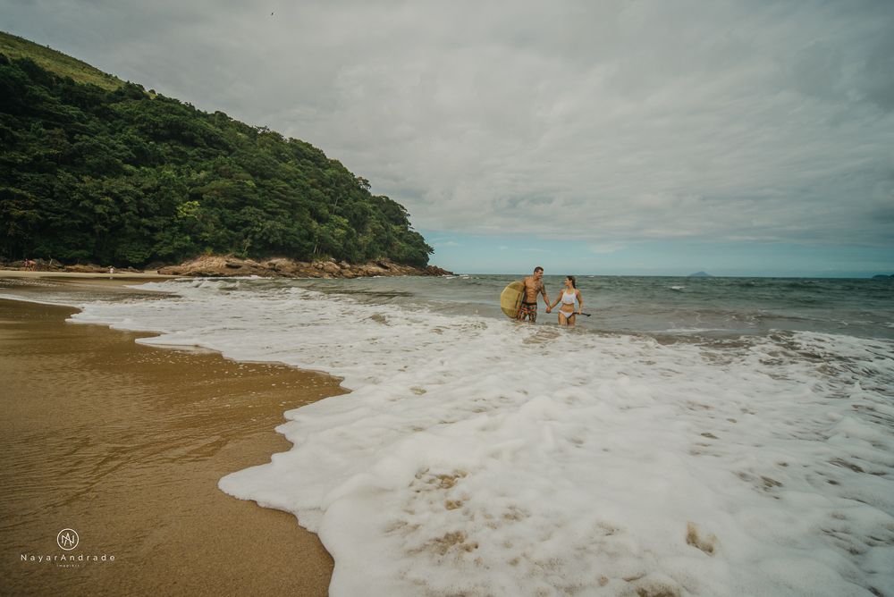 Ensaio casal feito com stand up na praia em alto mar com fotos debaixo dagua e lindo por do Sol