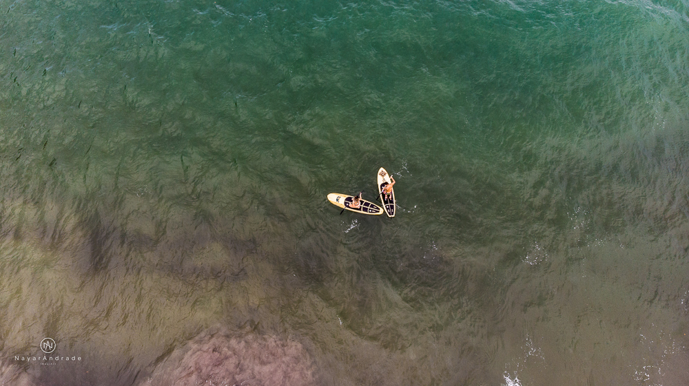 Ensaio casal feito com stand up na praia em alto mar com fotos debaixo dagua e lindo por do Sol
