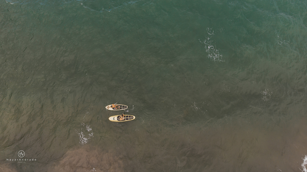 Ensaio casal feito com stand up na praia em alto mar com fotos debaixo dagua e lindo por do Sol
