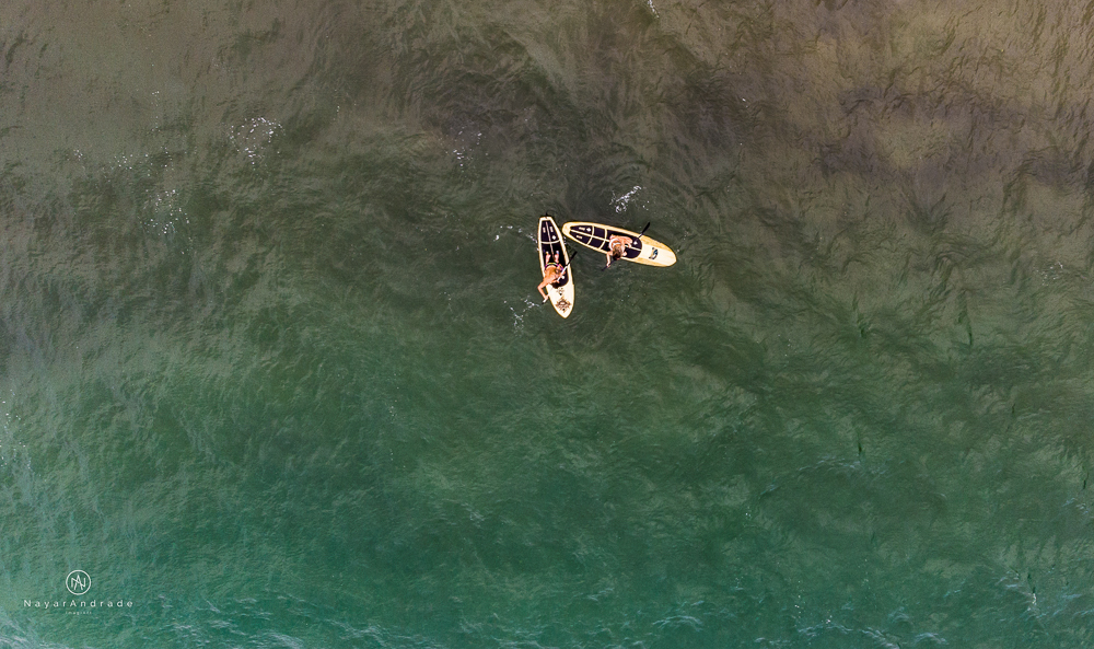 Ensaio casal feito com stand up na praia em alto mar com fotos debaixo dagua e lindo por do Sol