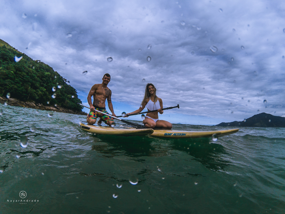 Ensaio casal feito com stand up na praia em alto mar com fotos debaixo dagua e lindo por do Sol
