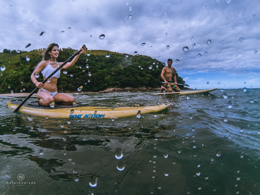 Ensaio casal feito com stand up na praia em alto mar com fotos debaixo dagua e lindo por do Sol