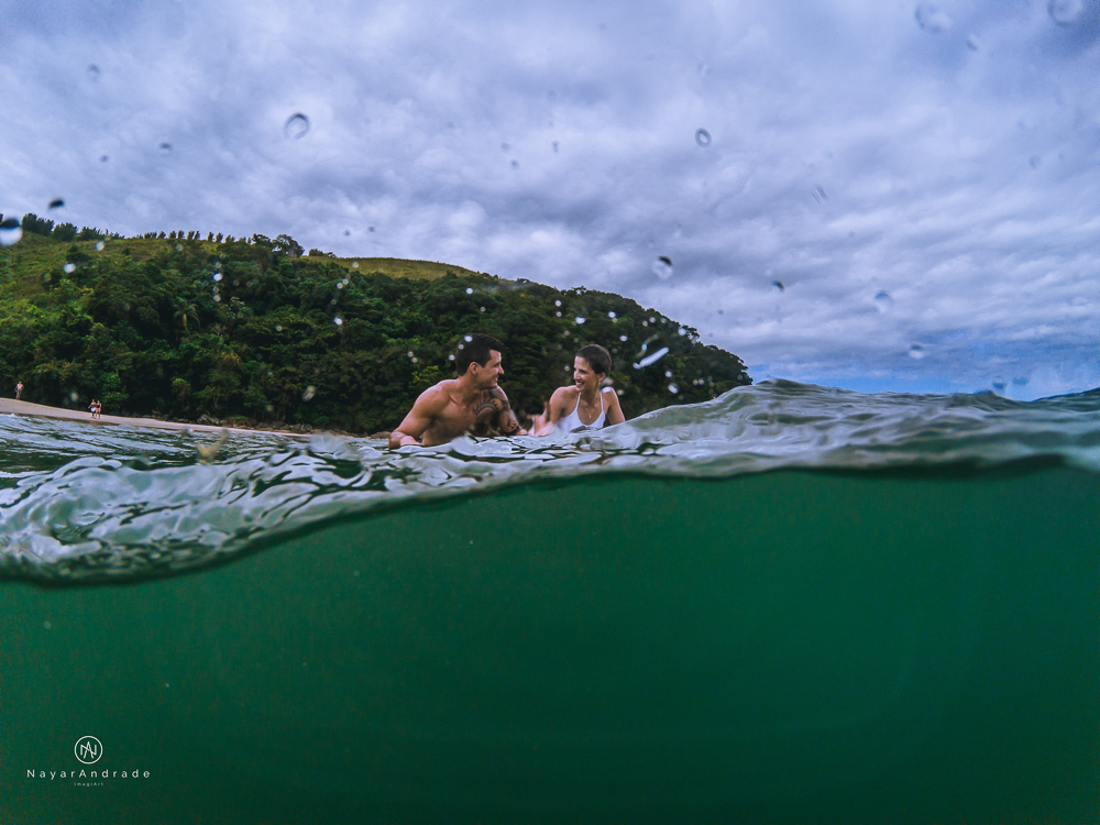 Ensaio casal feito com stand up na praia em alto mar com fotos debaixo dagua e lindo por do Sol