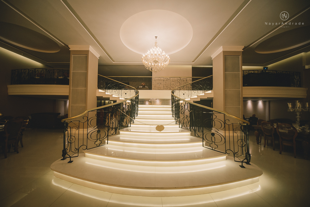 Fotos de casamento de principe e princesa na mansao Isadora Cortez na mooca em Sao Paulo. Lustres, luzes, limosine, decoracao, casal apaixonado e fotos artisticas.