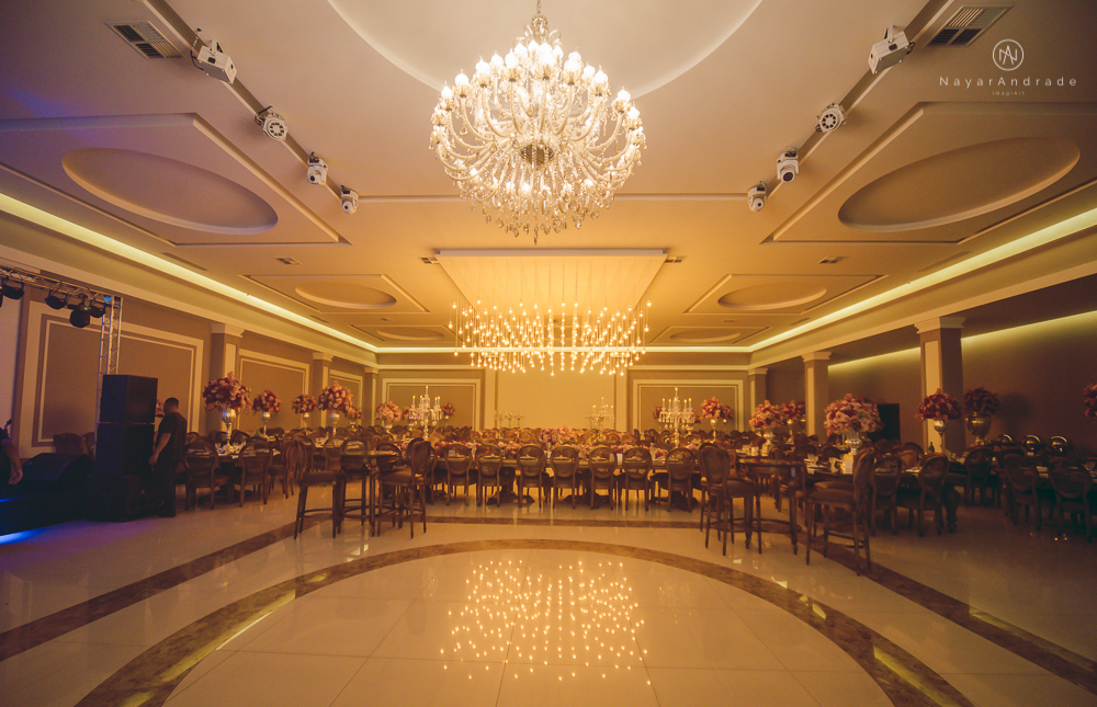 Fotos de casamento de principe e princesa na mansao Isadora Cortez na mooca em Sao Paulo. Lustres, luzes, limosine, decoracao, casal apaixonado e fotos artisticas.