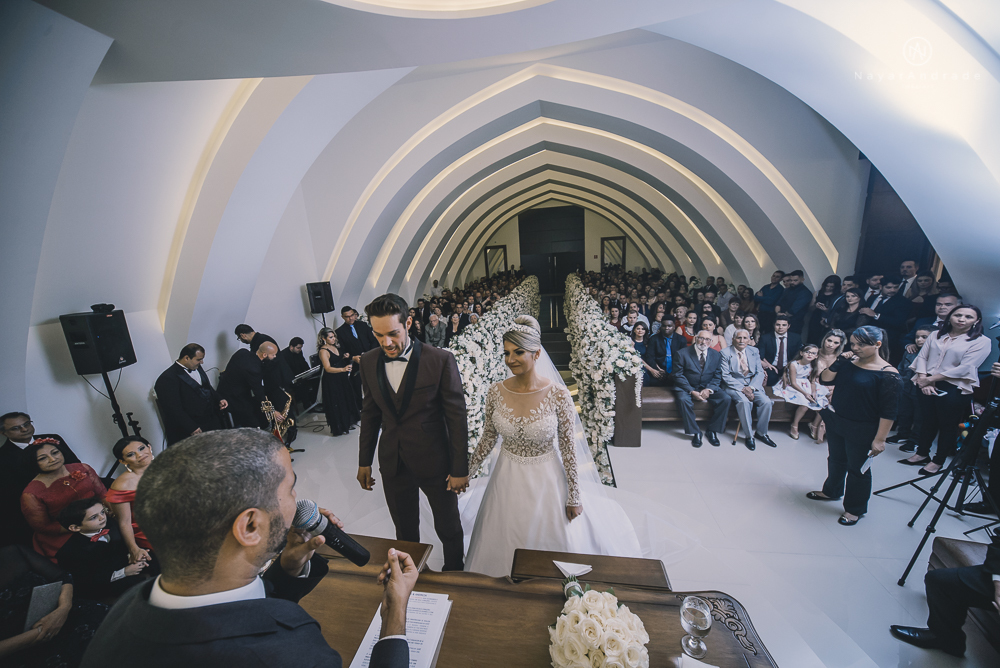 Fotos de casamento de principe e princesa na mansao Isadora Cortez na mooca em Sao Paulo. Lustres, luzes, limosine, decoracao, casal apaixonado e fotos artisticas.