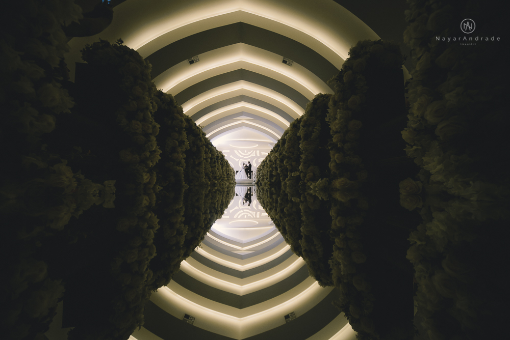 Fotos de casamento de principe e princesa na mansao Isadora Cortez na mooca em Sao Paulo. Lustres, luzes, limosine, decoracao, casal apaixonado e fotos artisticas.