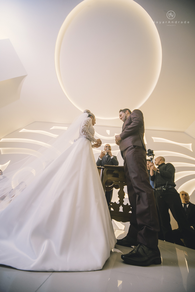 Fotos de casamento de principe e princesa na mansao Isadora Cortez na mooca em Sao Paulo. Lustres, luzes, limosine, decoracao, casal apaixonado e fotos artisticas.