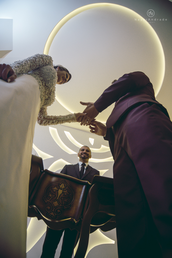 Fotos de casamento de principe e princesa na mansao Isadora Cortez na mooca em Sao Paulo. Lustres, luzes, limosine, decoracao, casal apaixonado e fotos artisticas.