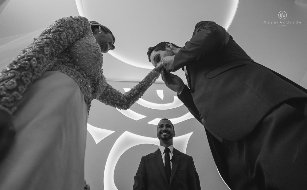 Fotos de casamento de principe e princesa na mansao Isadora Cortez na mooca em Sao Paulo. Lustres, luzes, limosine, decoracao, casal apaixonado e fotos artisticas.