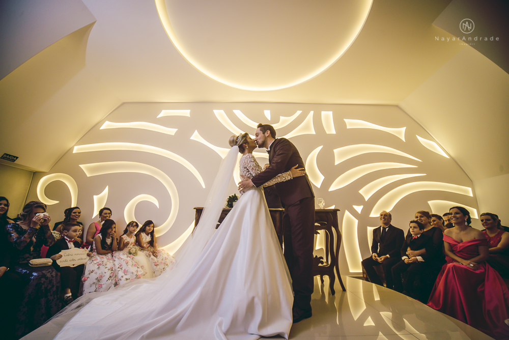 Fotos de casamento de principe e princesa na mansao Isadora Cortez na mooca em Sao Paulo. Lustres, luzes, limosine, decoracao, casal apaixonado e fotos artisticas.