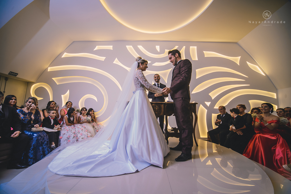 Fotos de casamento de principe e princesa na mansao Isadora Cortez na mooca em Sao Paulo. Lustres, luzes, limosine, decoracao, casal apaixonado e fotos artisticas.