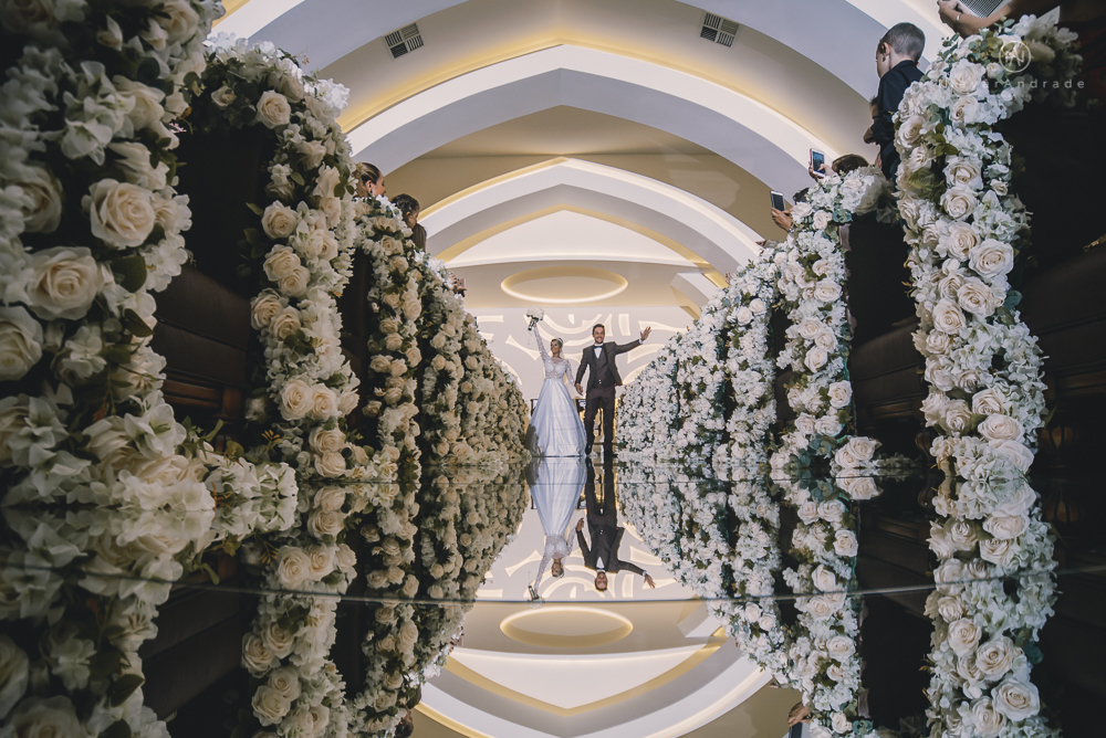 Fotos de casamento de principe e princesa na mansao Isadora Cortez na mooca em Sao Paulo. Lustres, luzes, limosine, decoracao, casal apaixonado e fotos artisticas.