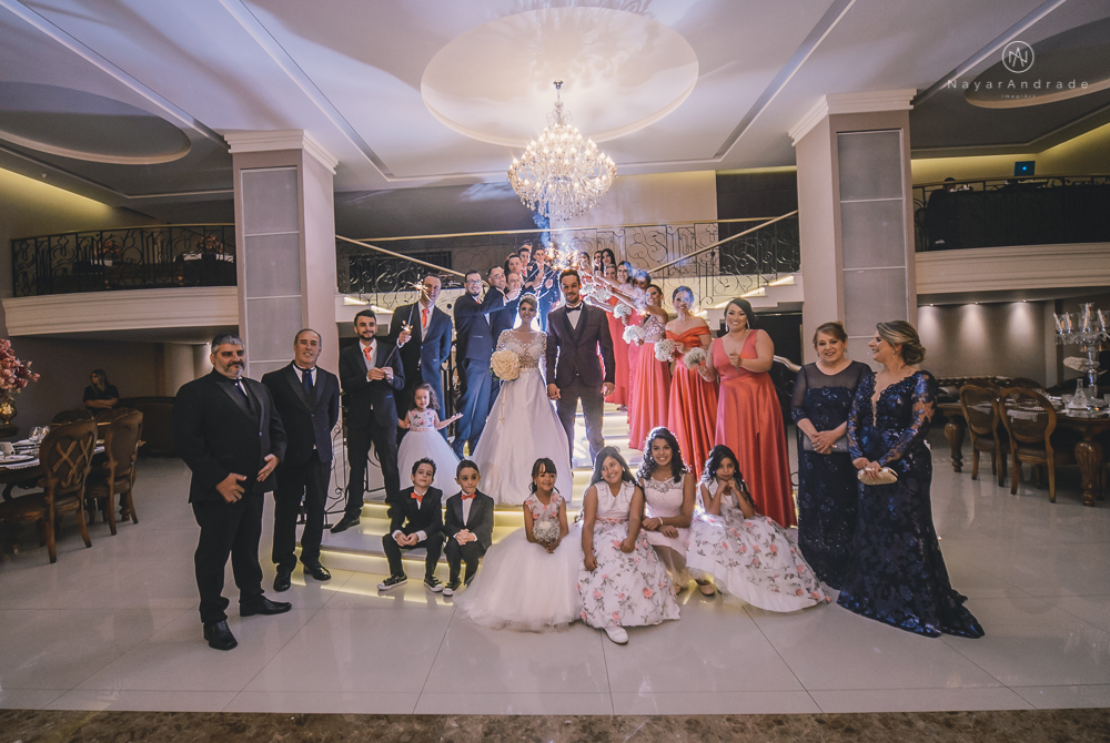 Fotos de casamento de principe e princesa na mansao Isadora Cortez na mooca em Sao Paulo. Lustres, luzes, limosine, decoracao, casal apaixonado e fotos artisticas.