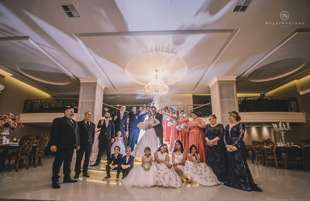 Fotos de casamento de principe e princesa na mansao Isadora Cortez na mooca em Sao Paulo. Lustres, luzes, limosine, decoracao, casal apaixonado e fotos artisticas.