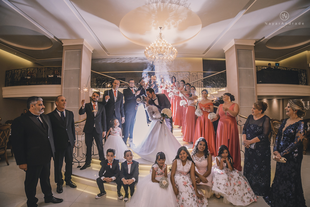 Fotos de casamento de principe e princesa na mansao Isadora Cortez na mooca em Sao Paulo. Lustres, luzes, limosine, decoracao, casal apaixonado e fotos artisticas.