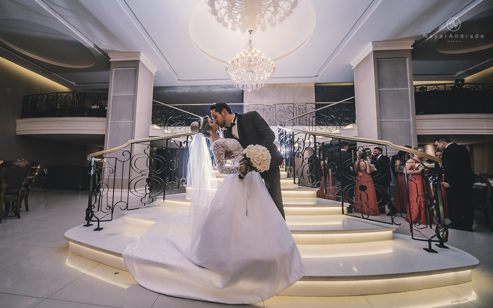 Fotos de casamento de principe e princesa na mansao Isadora Cortez na mooca em Sao Paulo. Lustres, luzes, limosine, decoracao, casal apaixonado e fotos artisticas.