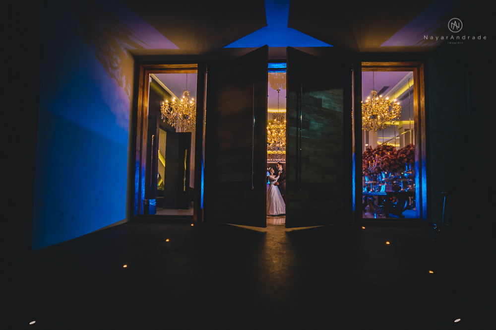 Fotos de casamento de principe e princesa na mansao Isadora Cortez na mooca em Sao Paulo. Lustres, luzes, limosine, decoracao, casal apaixonado e fotos artisticas.