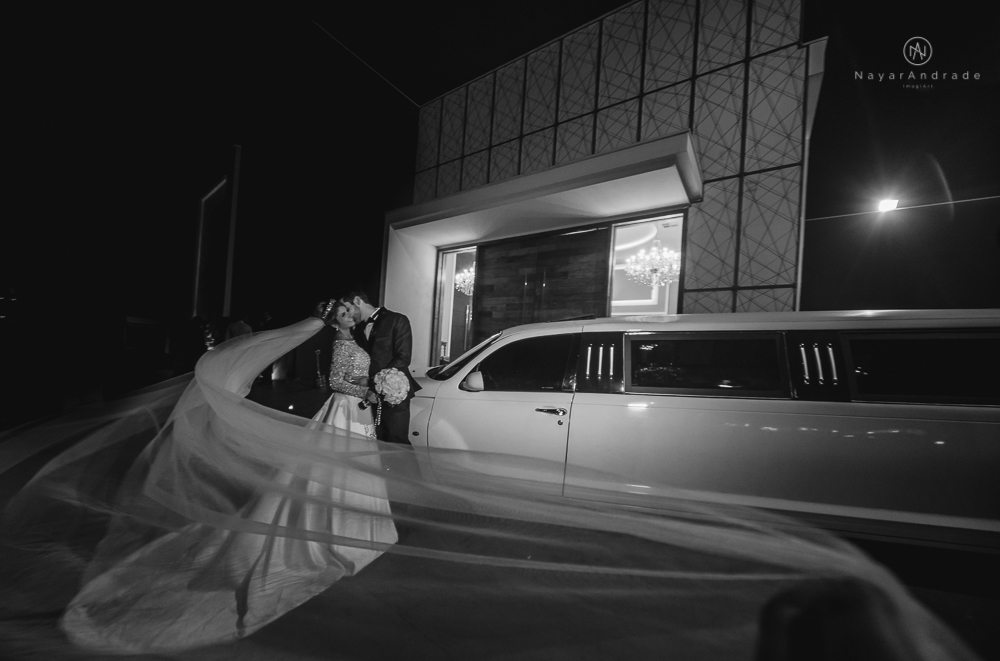 Fotos de casamento de principe e princesa na mansao Isadora Cortez na mooca em Sao Paulo. Lustres, luzes, limosine, decoracao, casal apaixonado e fotos artisticas.