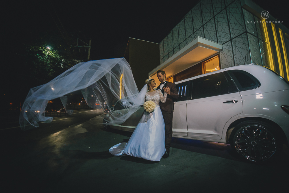 Fotos de casamento de principe e princesa na mansao Isadora Cortez na mooca em Sao Paulo. Lustres, luzes, limosine, decoracao, casal apaixonado e fotos artisticas.