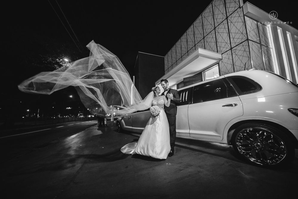 Fotos de casamento de principe e princesa na mansao Isadora Cortez na mooca em Sao Paulo. Lustres, luzes, limosine, decoracao, casal apaixonado e fotos artisticas.