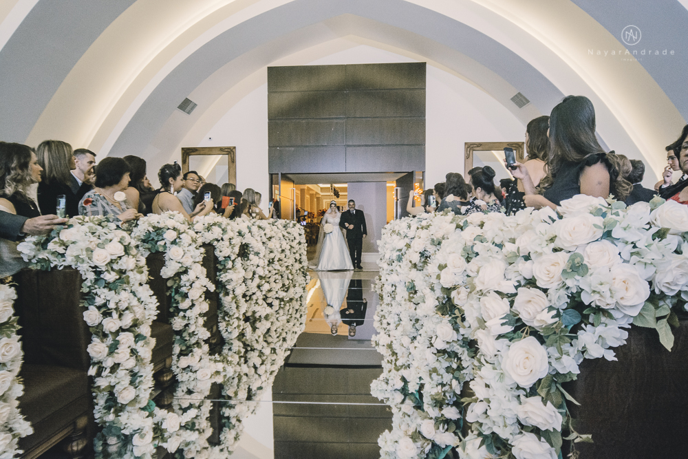 Fotos de casamento de principe e princesa na mansao Isadora Cortez na mooca em Sao Paulo. Lustres, luzes, limosine, decoracao, casal apaixonado e fotos artisticas.